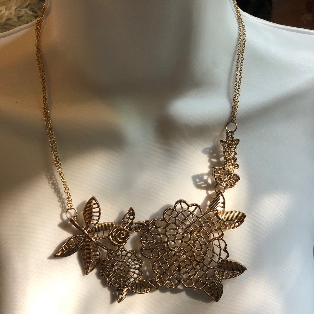 Gorgeous Vintage Gold Toned Floral Statement Necklace